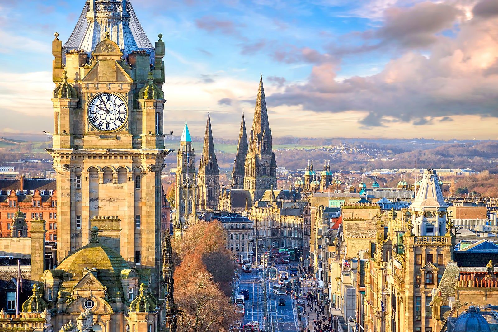 Guided city tour of Edinburgh. Visit the Edinburgh Castle. Cruise on Lake Loch Lomond.