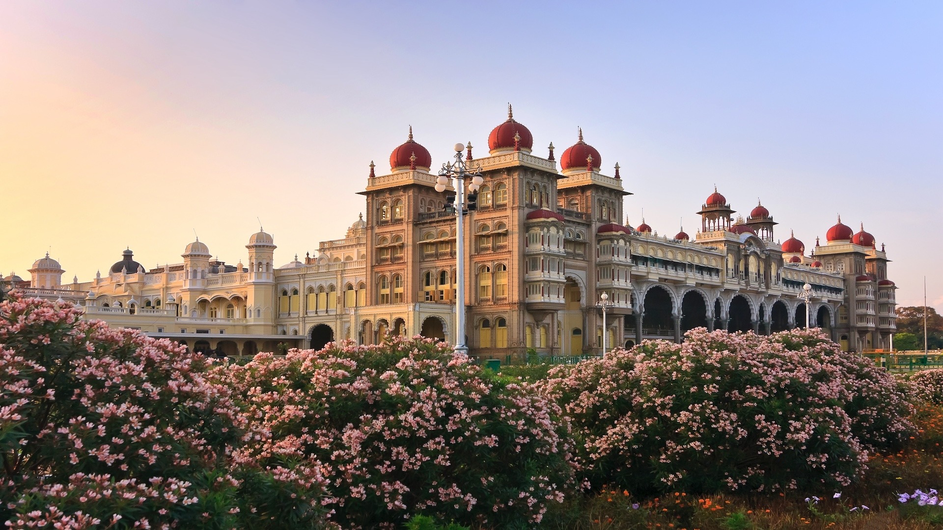 Bangalore – Mysore : (184 K.M / 4 Hours )