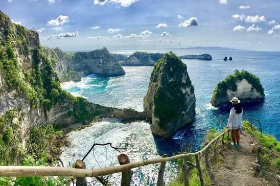 Nusa Penida Island East Tour with Local Snack Lunch (Tree House Molenteng, Diamond Beach, Atuh Beach, Teletubbies Hills) + Inter Hotel Transfer to Gili (Cidomo in Gili Included)