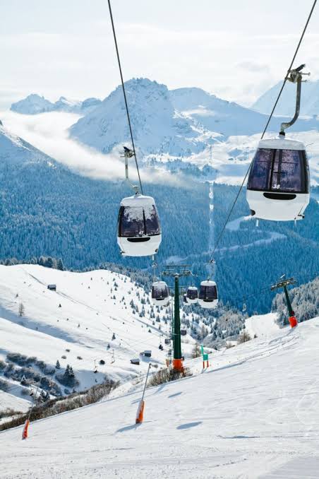 ARRIVAL + GONDOLA RIDE